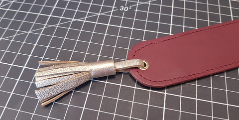 Personnaliser le marque page en cuir