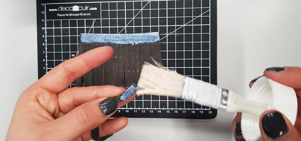 Appliquer la colle sur le rectangle et les extrémités de la bande