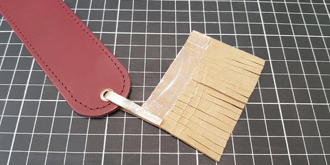 Personnaliser le marque page en cuir