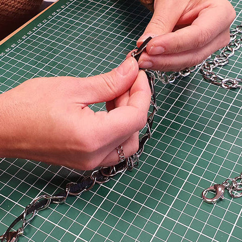 Passer le lacet plat dans chaque maille