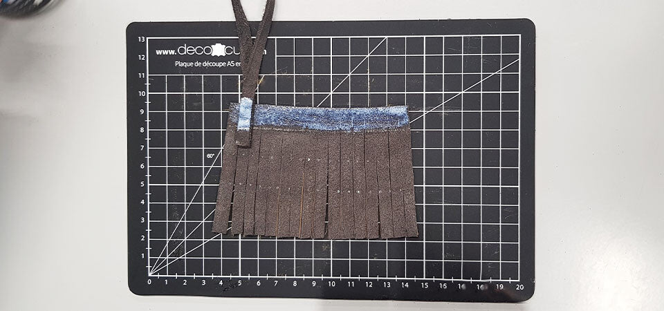 Appliquer la colle sur le rectangle et les extrémités de la bande