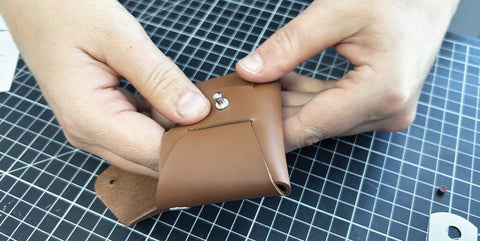 Seamless card holder