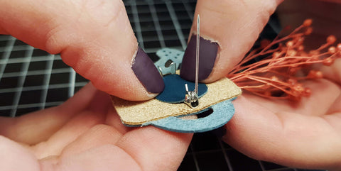 Accrocher l'attache broche