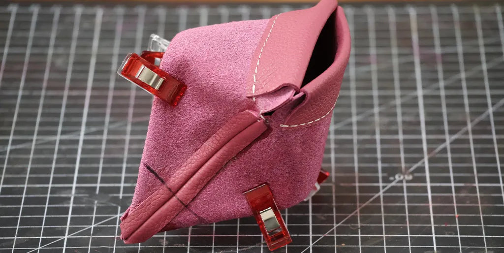 Sew the corners of the coin purse