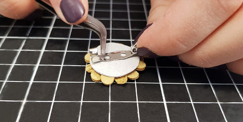 Accrocher l'attache broche