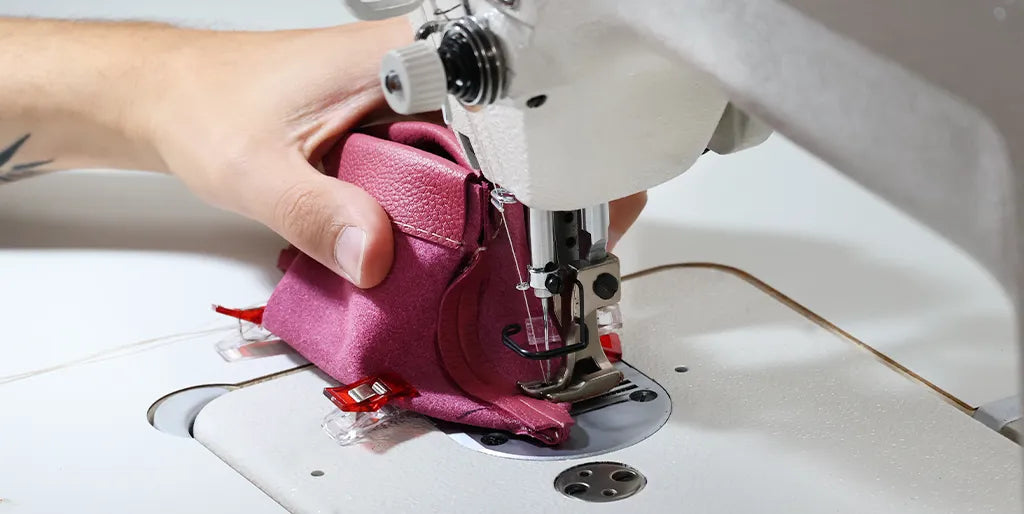 Sew the corners of the coin purse
