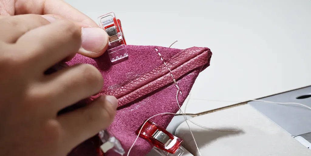 Sew the corners of the coin purse