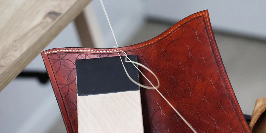 Réaliser la couture décorative en haut de l'étui