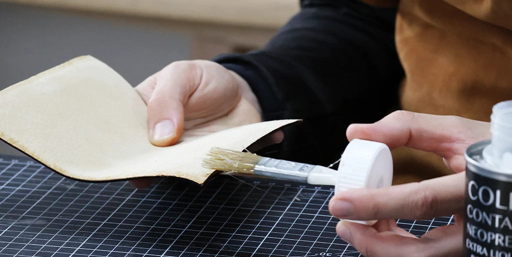 Plier et assembler l’étui à lunettes