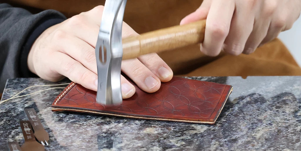 Plier et assembler l’étui à lunettes