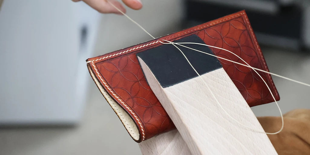 Plier et assembler l’étui à lunettes