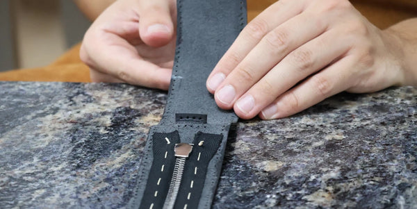 Insérer pattes dans contour cuir