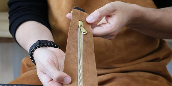 Coller la fermeture sur cuir
