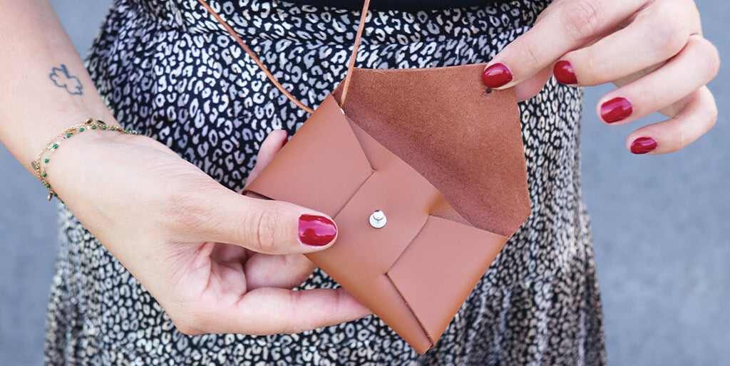 Seamless card holder