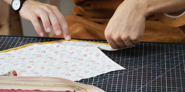 Coller la doublure sur la fermeture + cuir