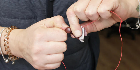 Etirer le cuir vers l’intérieur du bouton pression