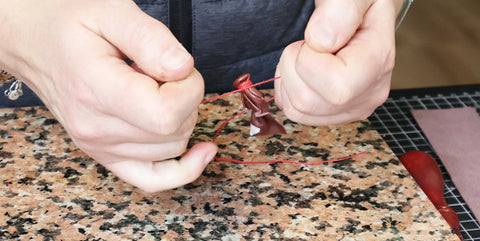 Faire un nœud autour du bouton pression