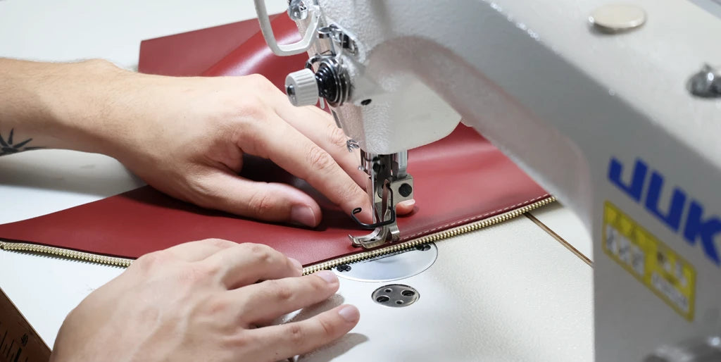 Coudre la fermeture, le cuir et la doublure
