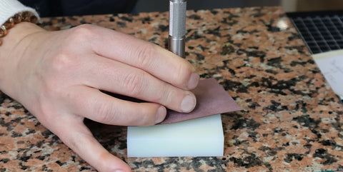 Poser la tête du bouton pression sur la pièce