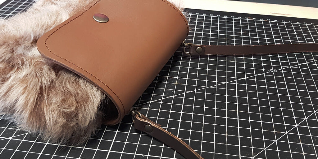 pochette en cuir de mouton lainé