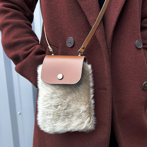 pochette en cuir de mouton lainé