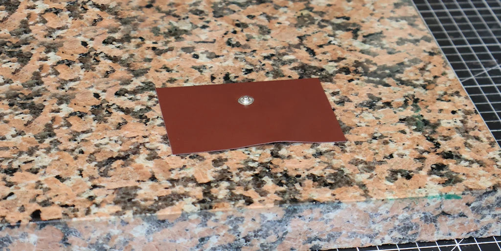 poser le pied du bouton pression sur la pièce