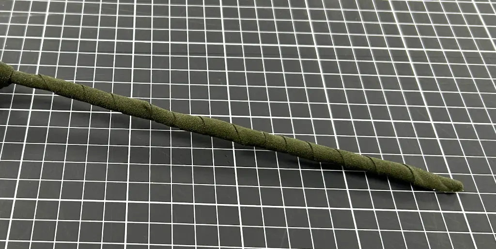 Coller la bande sur le pique en bois