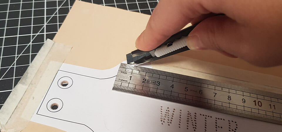 Découper la pièce en cuir