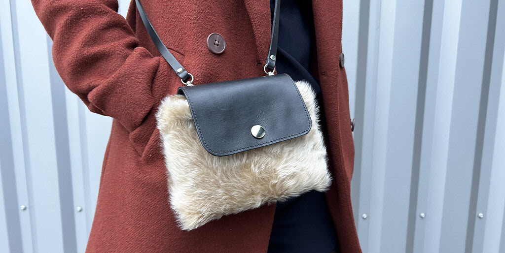 pochette en cuir de mouton lainé