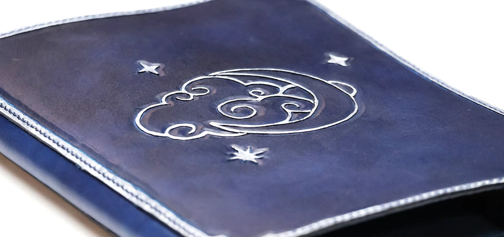 Protège carnet en cuir repoussé