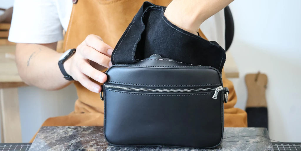 Futter in die Ledertasche einsetzen