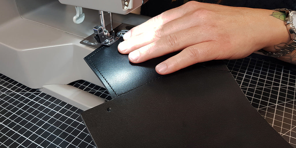 Étui et sangle ethnique en cuir