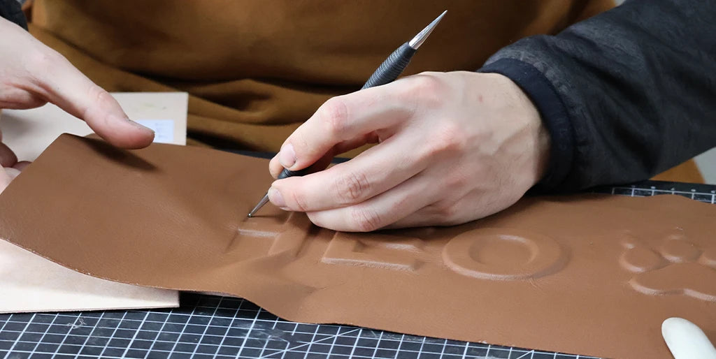 Gainer les lettres en cuir