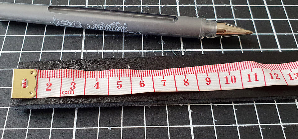 Plier chaque extrémité de la lanière