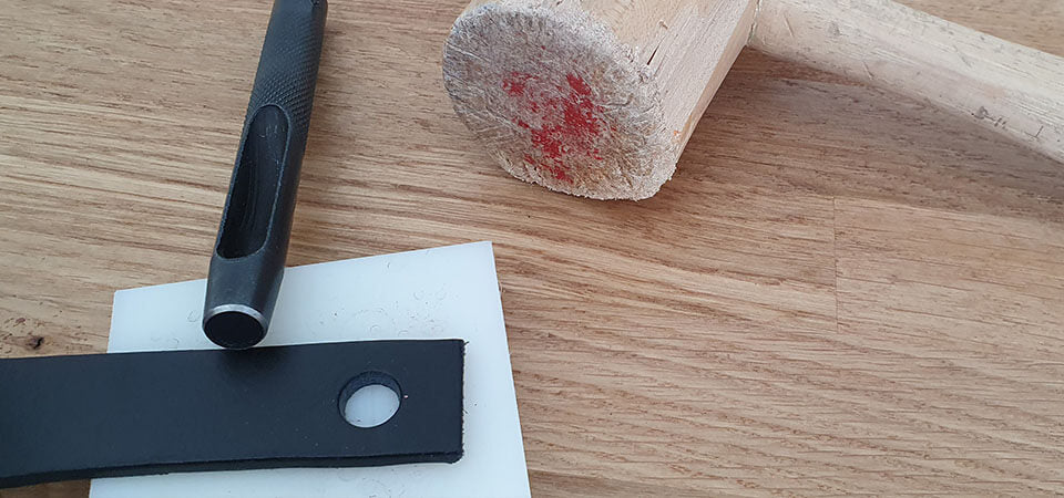 Percer chaque extrémités des lanières