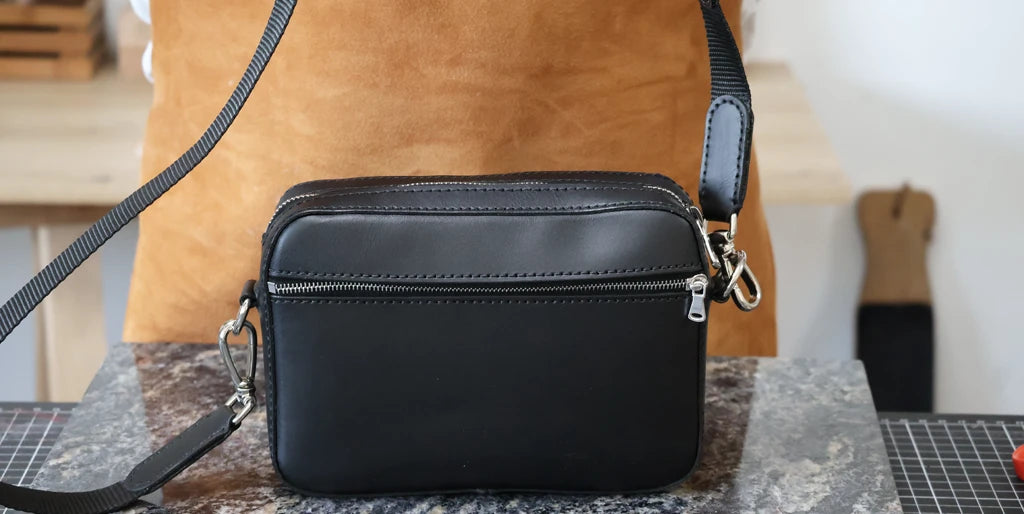 Gurt an der Tasche befestigen