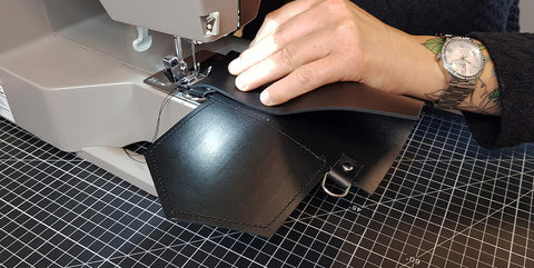 Étui et sangle ethnique en cuir