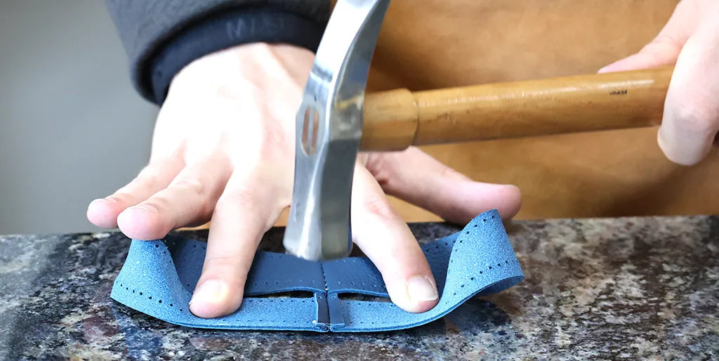 Taper les coutures avec un marteau