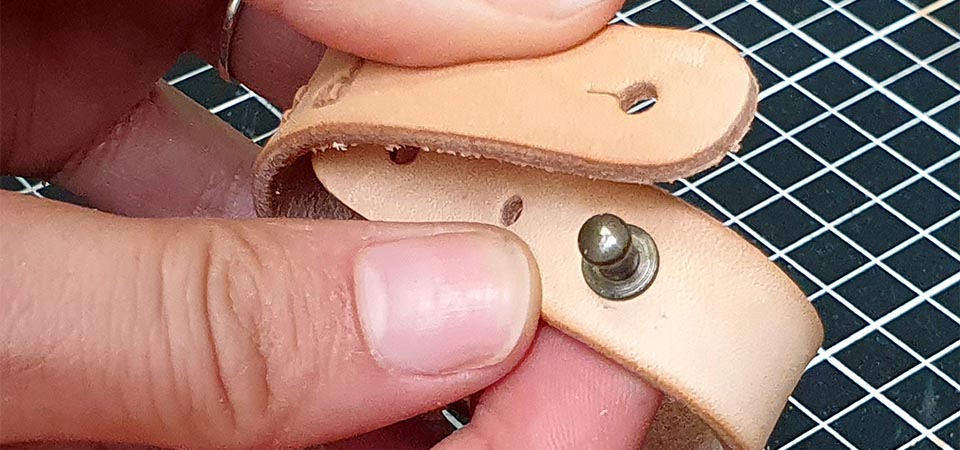 Colocar el tornillo de botón