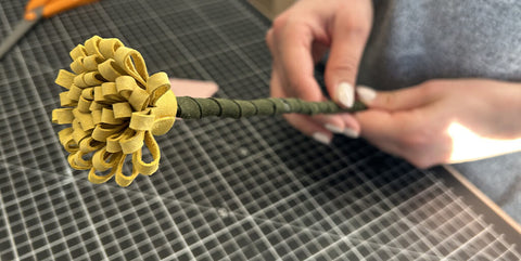 Assembler le centre de la fleur sur la tige