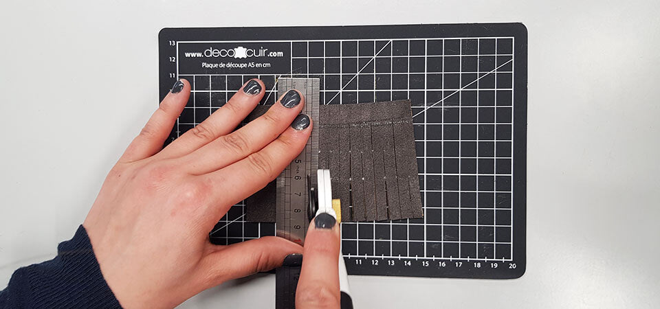 Découper les franges jusqu’au trait tracé