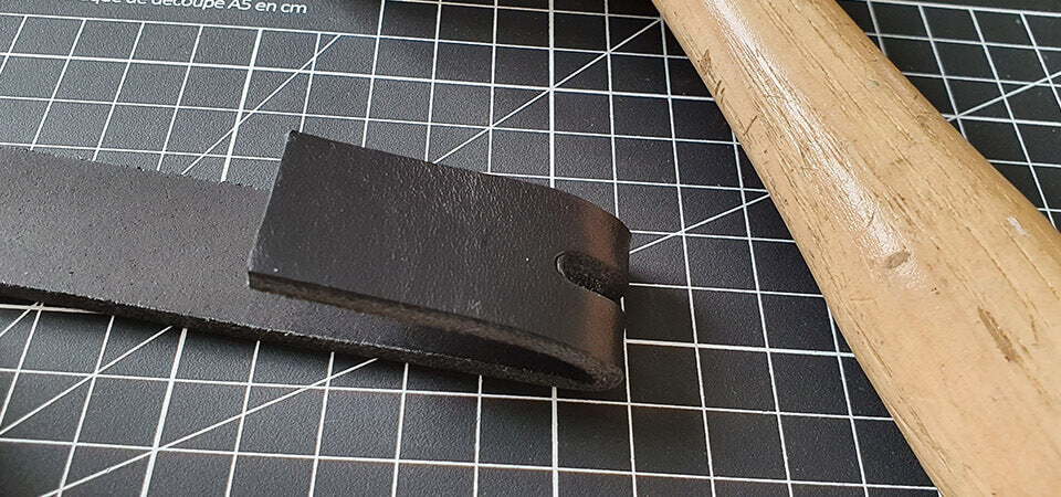 Plier chaque extrémité de la lanière
