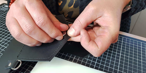 Étui et sangle ethnique en cuir