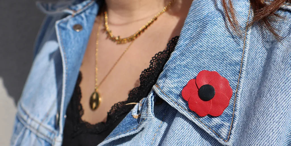 broche en cuir coquelicot