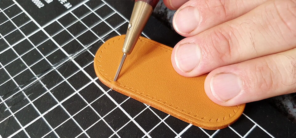 Guide couture d'angle du cuir