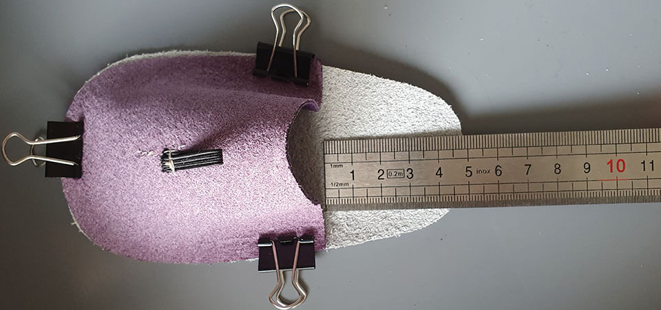 assemble leather slippers